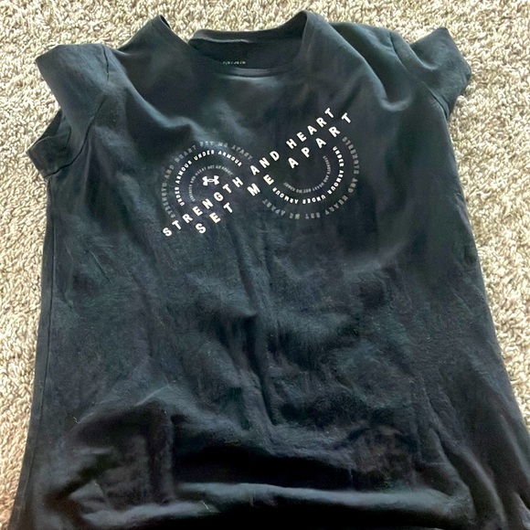 Four under armor workout tees.The sizes range between a youth M to an adult XS. - Picture 7 of 10